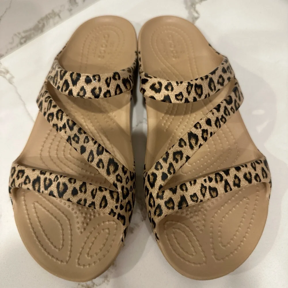 Crocs Kadee II Leopard Graphic Sandals Women's Size 8 Comfort Cushion Cute Sexy - Picture 2 of 13